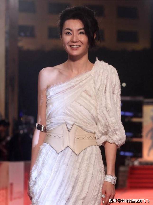 中性|五十岁的女人怎么穿出优雅感?学张曼玉减龄中性穿搭,时尚又高级