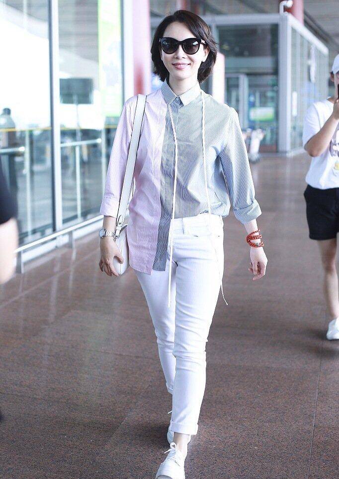 卫衣|陈数走机场，一身薄荷绿衬衣搭配小白裤清新亮眼，40岁+可以照抄