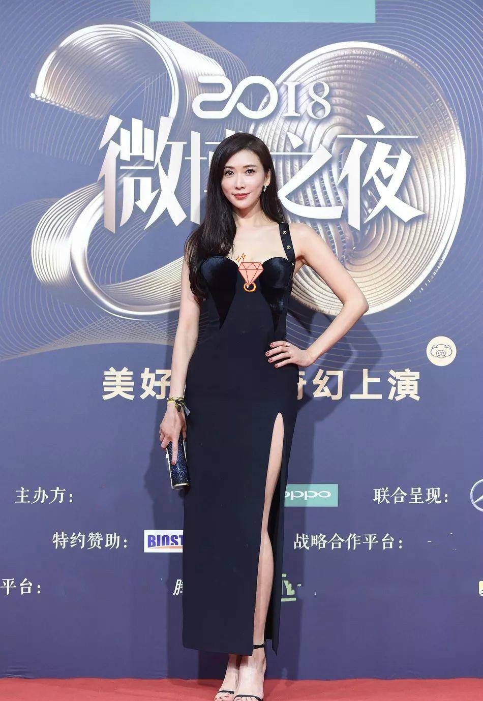 林志玲|林志玲为“显瘦”也是拼了,穿膝上紧身裙不够,袖子还要撸起来