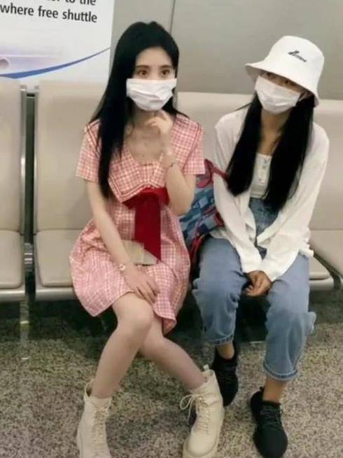 body>|鞠婧祎坐下时裙长不够怎么办看到她