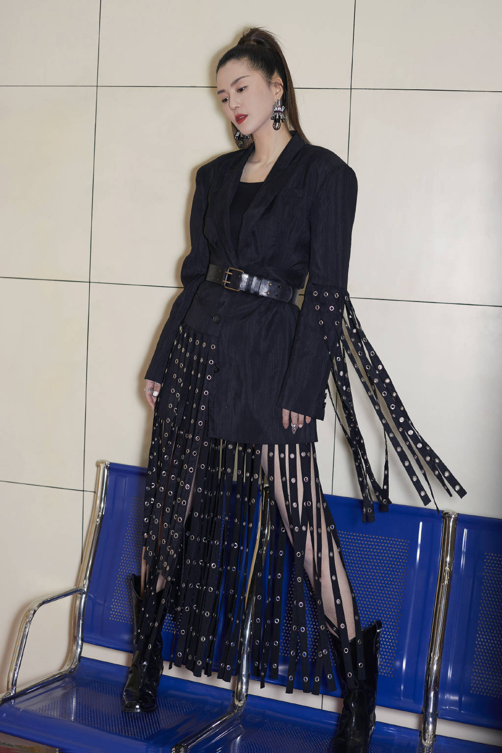 黑色|谭维维张杰同台实力飙歌，高马尾红唇妆，展现时尚率性魅力