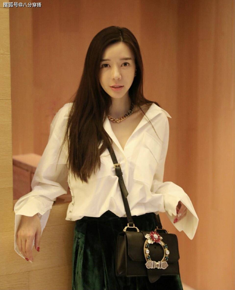 美眉|周韦彤对身材真自信，暗灰色抹胸连体裤配西装飒爽霸气，高挑有型