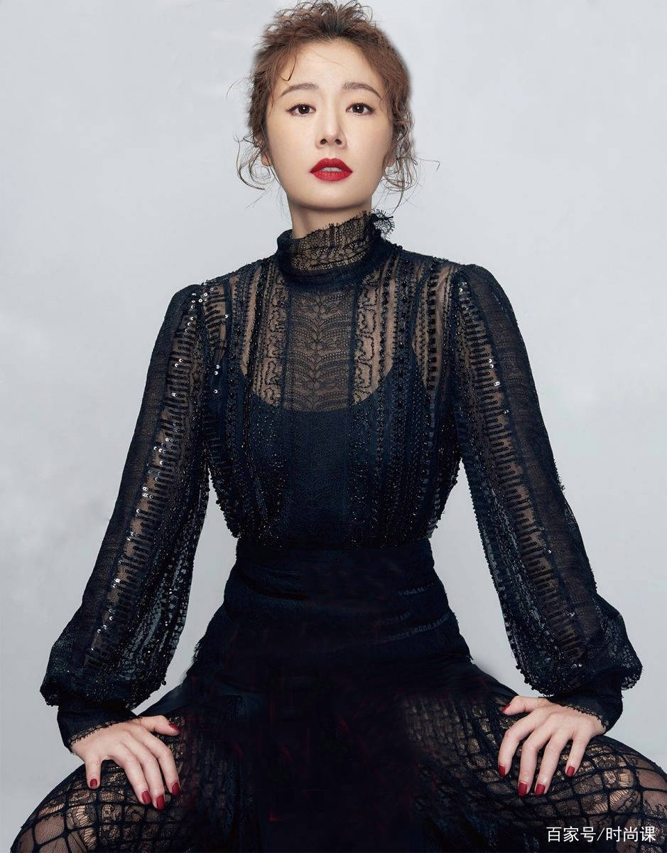 女神|林心如登大片，上万时尚裙配红唇卷发，这个43岁辣妈的气质我服气