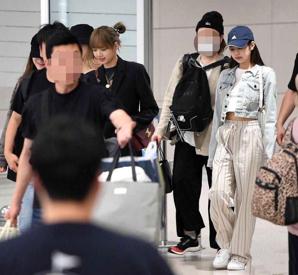 审美|blackpink最新机场秀，智妮秀蛮腰Lisa扎丸子头，彩英格纹裙抢镜