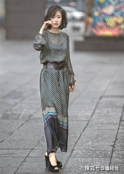 巅峰|离婚女人刘敏涛，迎来事业新巅峰，衣品也开挂了，自己买冰激凌爽