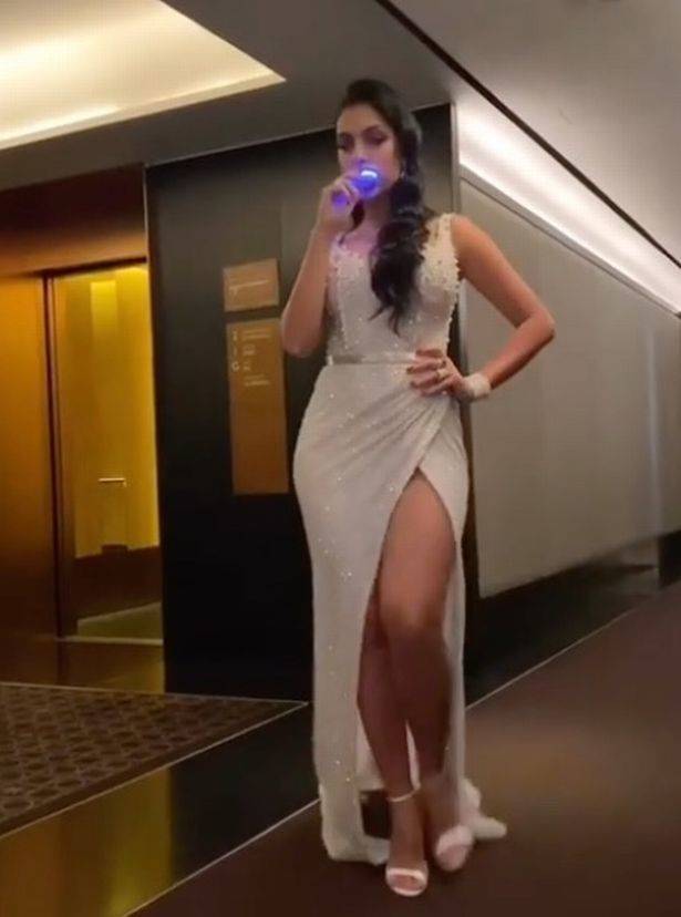 苗条身材|C罗与未婚妻甜蜜Kiss！乔治娜裹吊带裙太火辣，竟比金卡戴珊性感