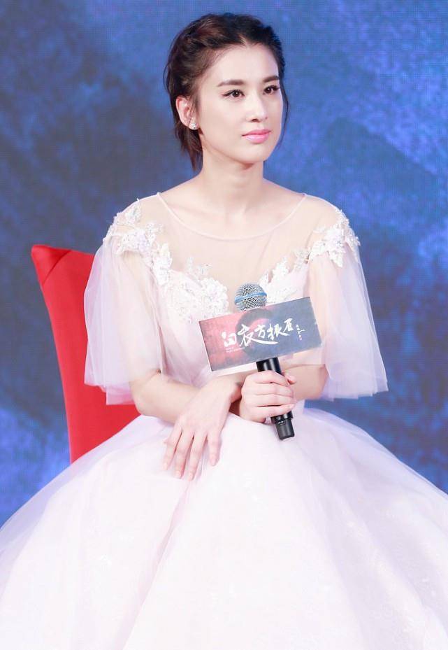 设计|黄圣依年近40岁，还敢穿这么“凉爽”，为了展现女人味也是拼了