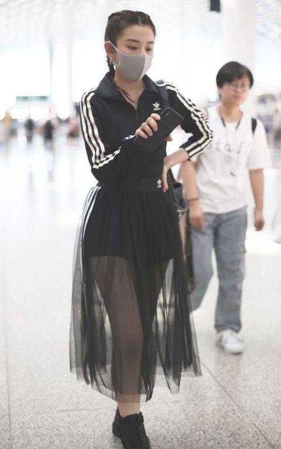 体式|宋祖儿现身机场,运动外套搭配黑丝长裙,还真有点小时尚