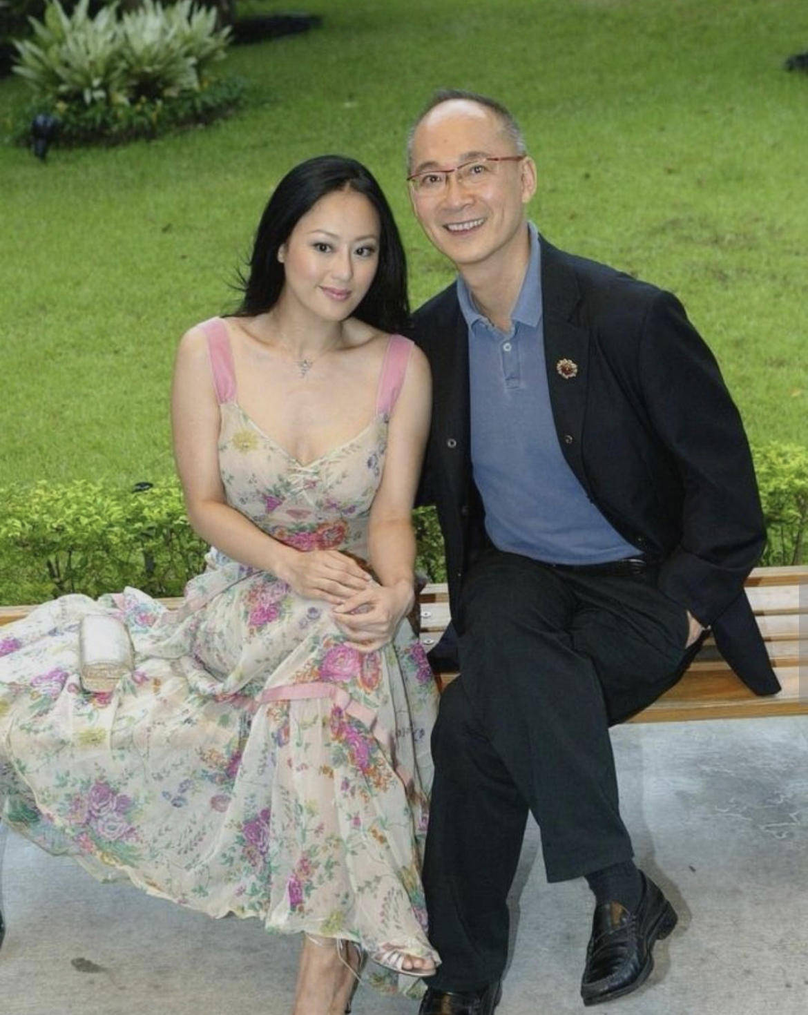 章小蕙|章小蕙气质全开，身穿一袭白色薄纱套装凹凸有致，曲线感满分