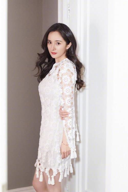 杨颖|流量女星的流苏裙搭配，迪丽热巴杨幂宋茜VS杨颖，究竟谁赢