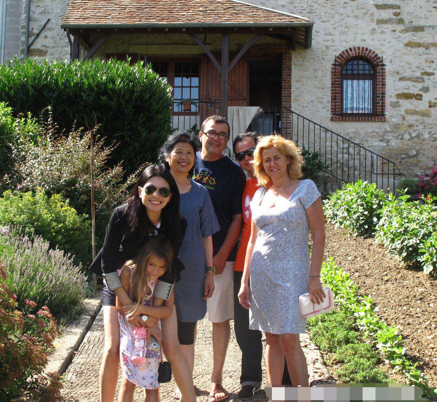 运动感|超模吕燕全家游长城，法国老公和混血儿子超帅，40岁身材依旧抢眼