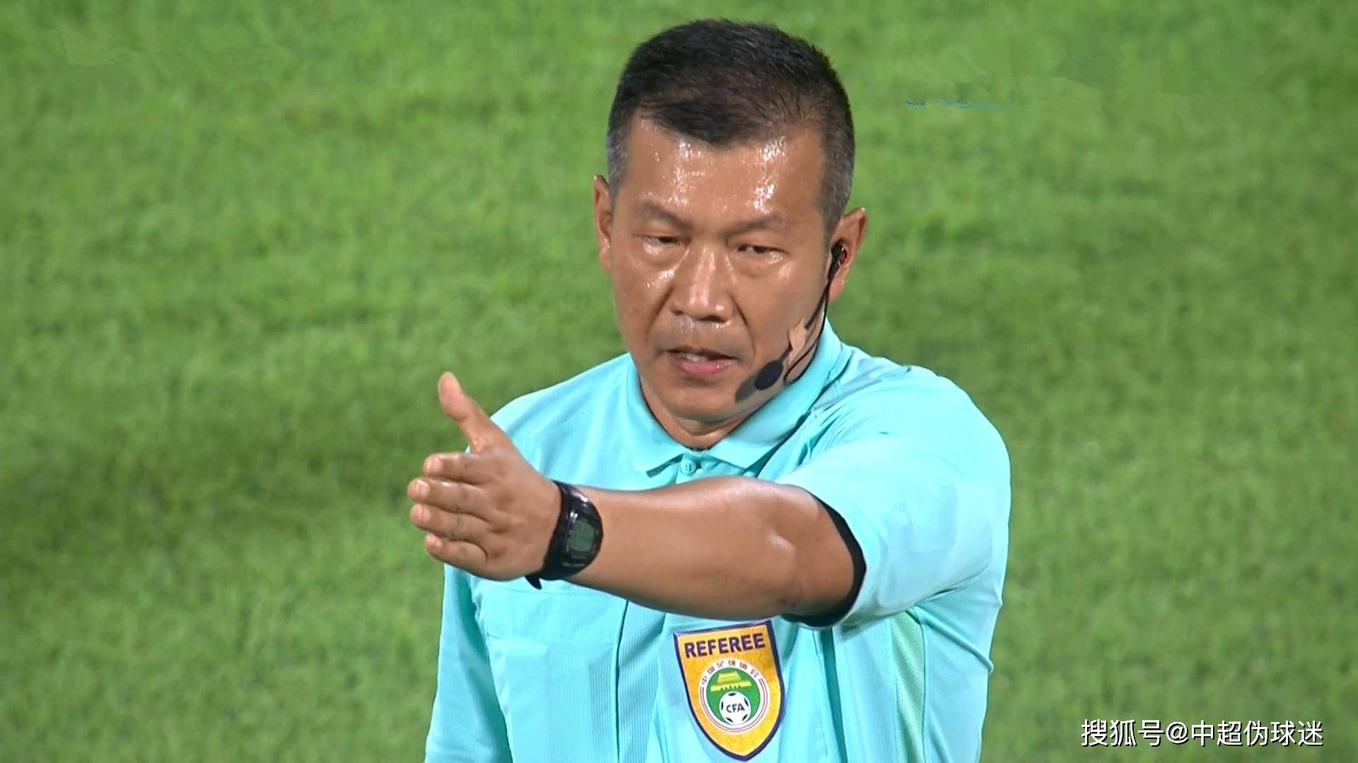 而比赛在最后阶段突然陷入了混乱当中,这也与主裁判王哲控场能力欠缺