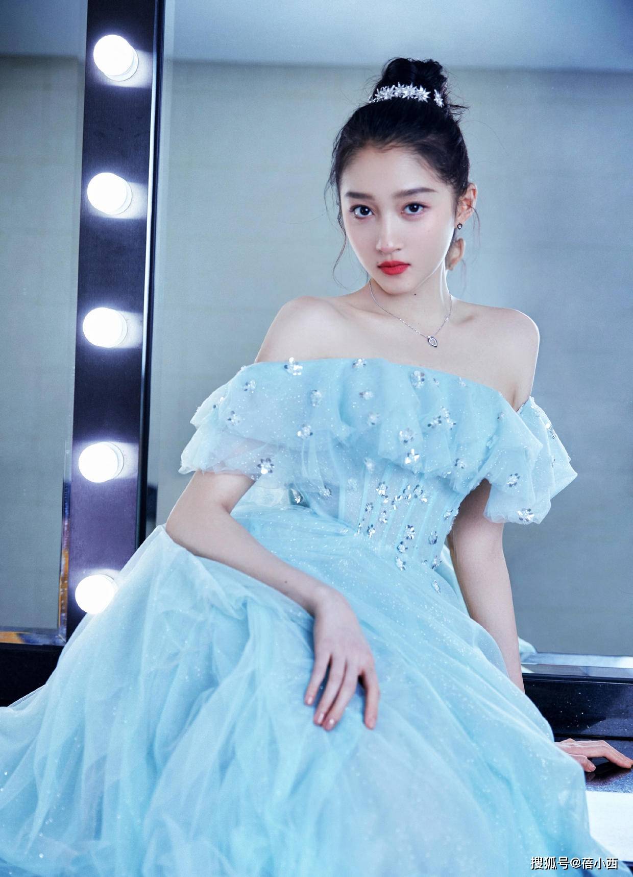 晚礼服|“关晓彤”终于惊艳了红毯，穿抹胸连衣裙腰部“挖空”，气场开挂