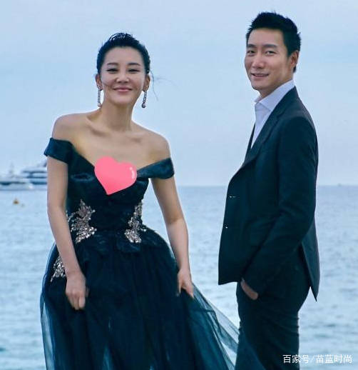 显得|许晴衣品太高调，一袭低胸纱裙+驴蹄鞋，轻松美成C位