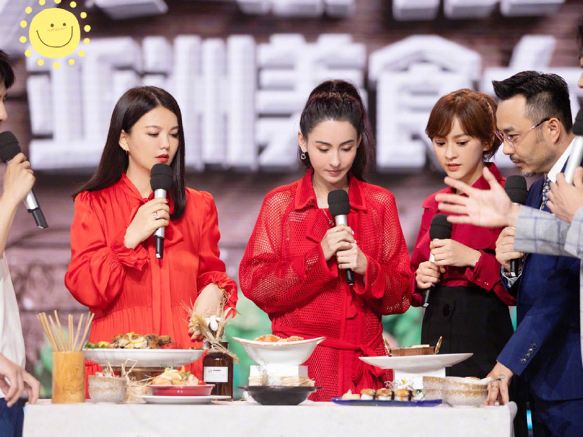 李湘|辣妈团同穿红裙，43岁李湘涂大红唇，微胖身材美得出众！