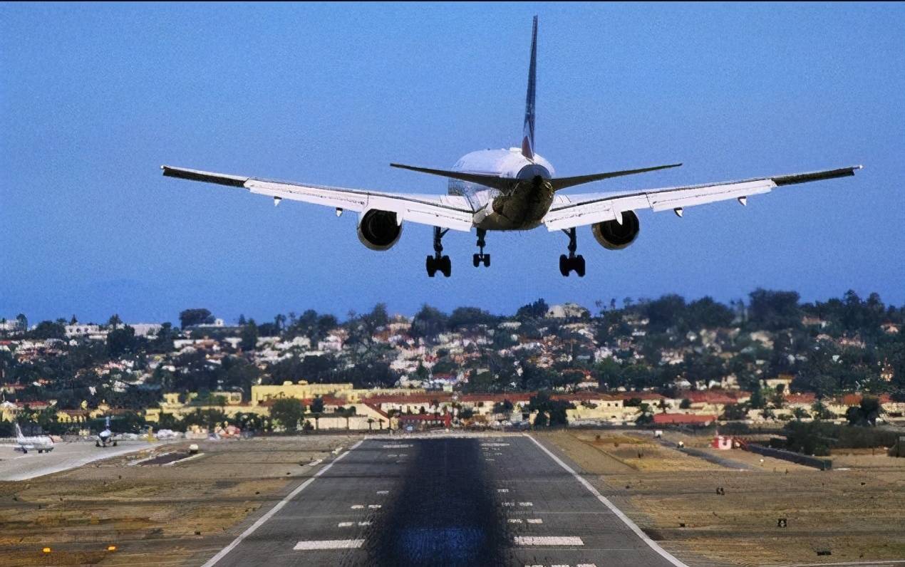 为什么在机场会看到有些飞机一落地,旁边就出现洒水车上去喷水?_地面