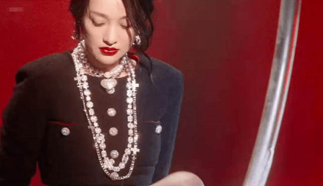 珠宝|周迅才是大花扛把子！新大片穿超短裤全身珠宝太女神，比赵薇贵气