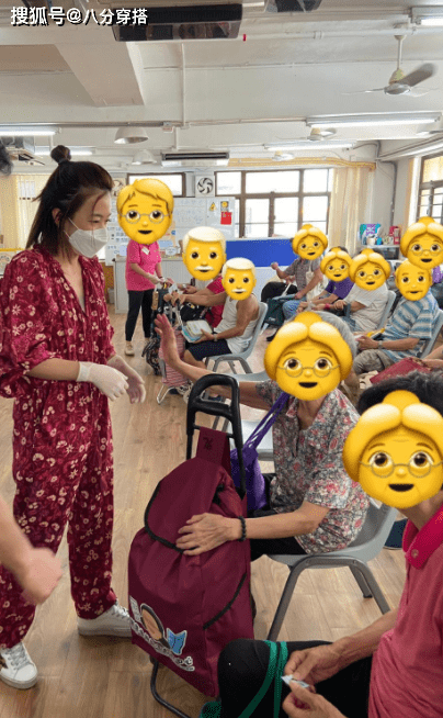 甘比|甘比终于穿对了，白色印花连衣裙清新自然，穿搭简约却很有贵妇范