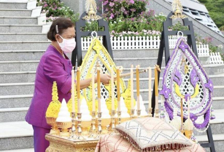 望重,被匍匐跪拜也在情理之中,看来民众已经默认了诗琳通监国这件事