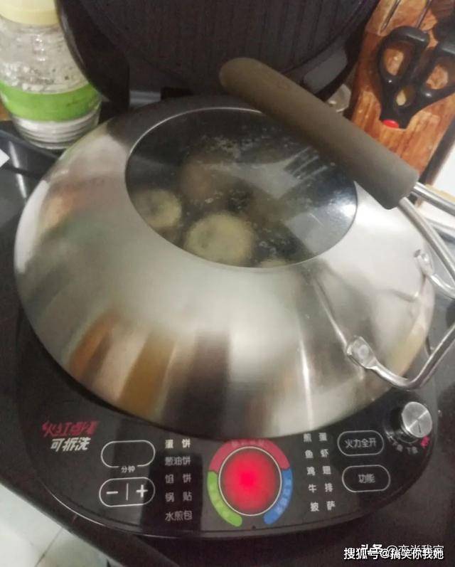 豆沙|做月饼不用烤箱，这个豆沙蛋黄馅月饼虽然外观不好，但口感真的好
