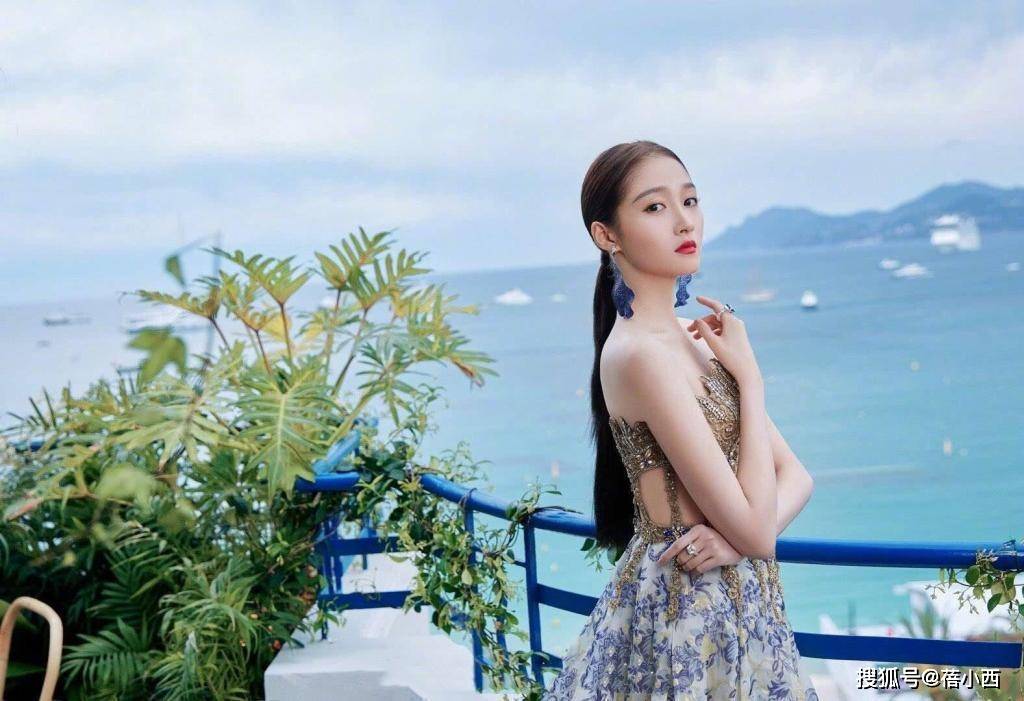 晚礼服|“关晓彤”终于惊艳了红毯,穿抹胸连衣裙腰部“挖空”,气场开挂