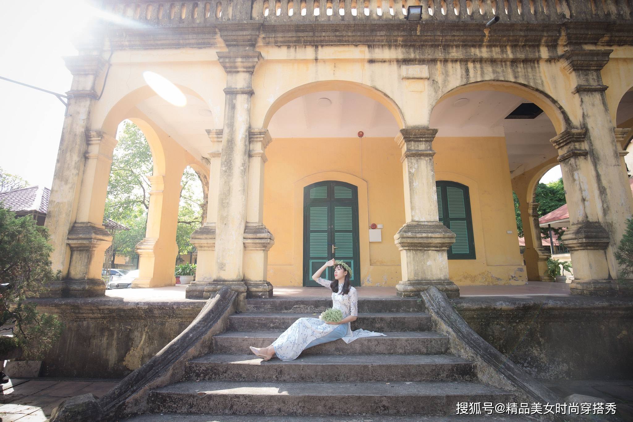 喇叭裤|一袭白色长裙，内着宽筒喇叭裤，将美女娇小的身材衬托得更好看