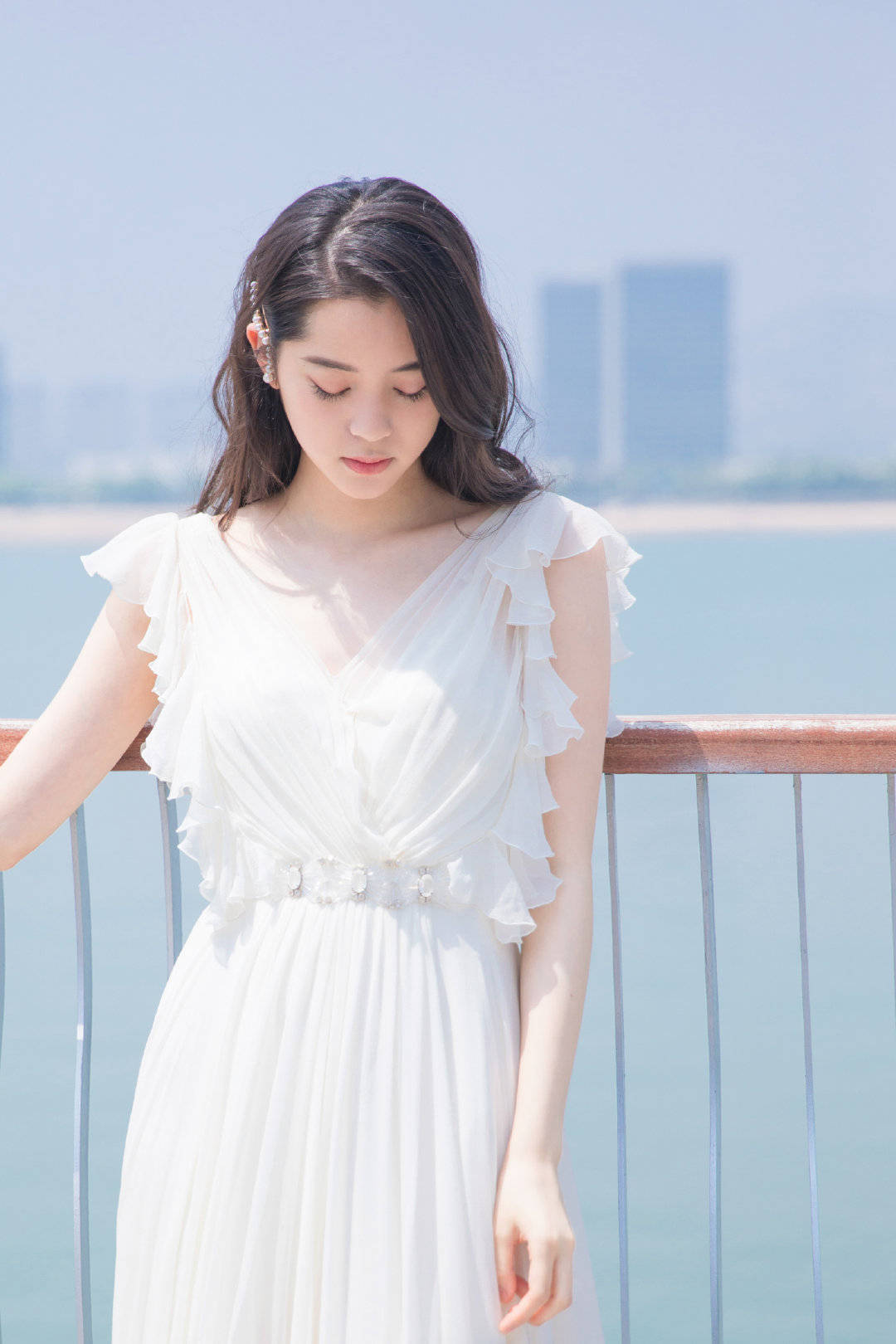 周震|欧阳娜娜又高调美一回,白色公主裙元气又甜美,网友:理想女友!