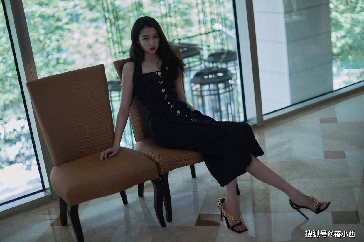 晚礼服|“关晓彤”终于惊艳了红毯，穿抹胸连衣裙腰部“挖空”，气场开挂