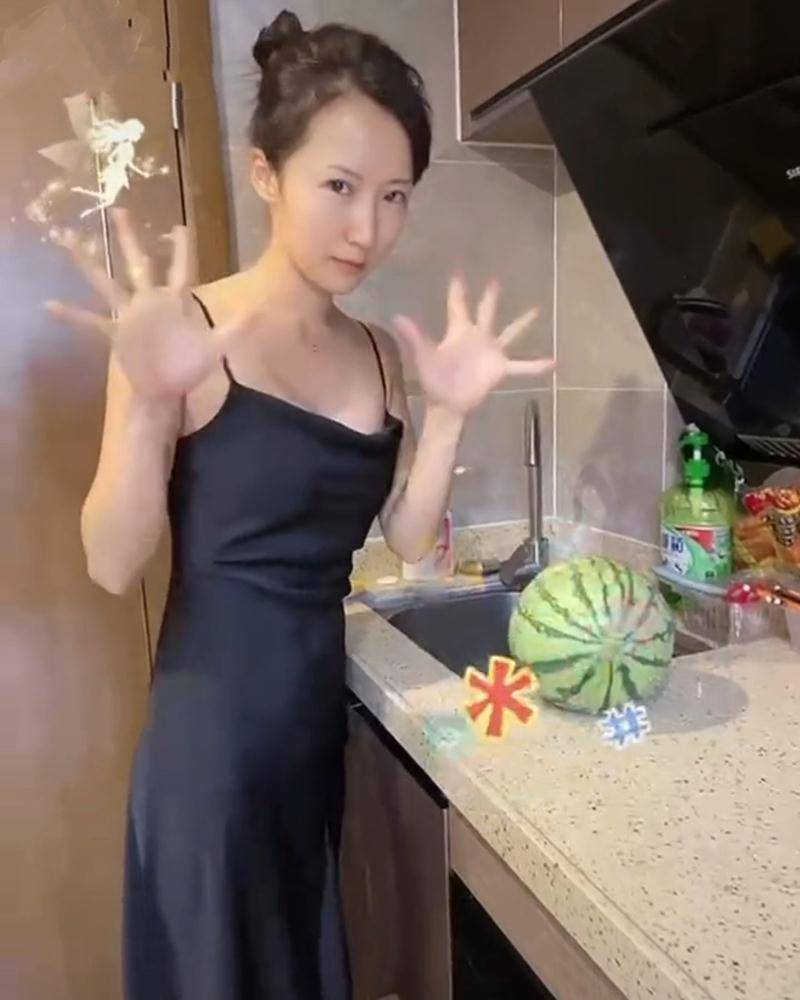 身材|李念在家真高调，素颜穿吊带裙打扮性感，36岁徒手拳打西瓜太野蛮