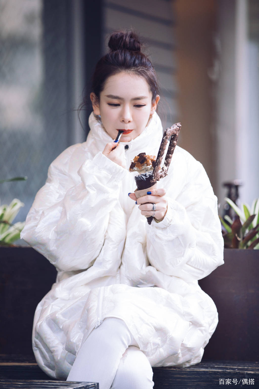 戚薇|厉害了!戚薇穿白色羽绒服显瘦又高级,美得格外出众,这颜值绝了
