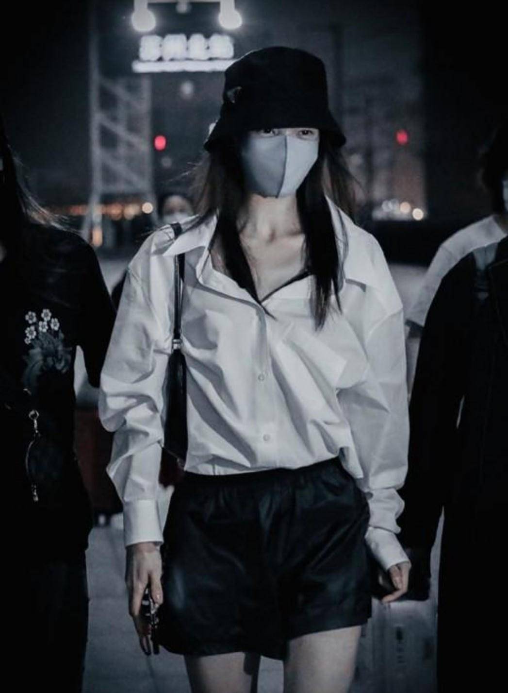 色彩|金晨连日常出行，短裤和衬衫都是parda的，在穿搭上真舍得花钱