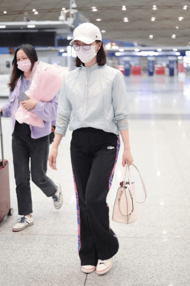 时尚|陈数的气质中年女性里少有,简单装扮也有活力,44岁依旧有少女感