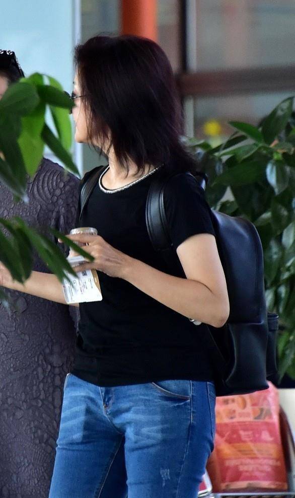 黑色|宋祖英看着真没艺术家的架子，穿得挺接地气，扔人堆里也不出挑