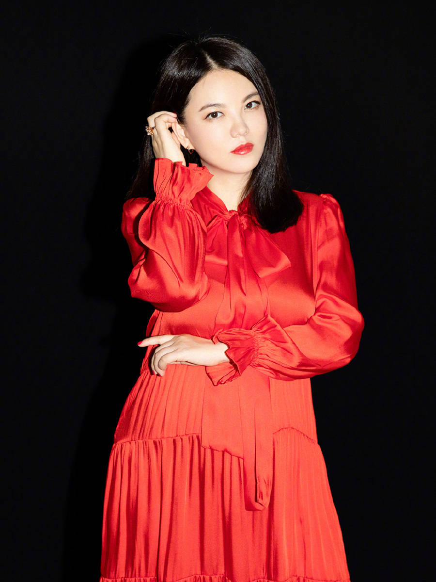 李湘|辣妈团同穿红裙，43岁李湘涂大红唇，微胖身材美得出众！