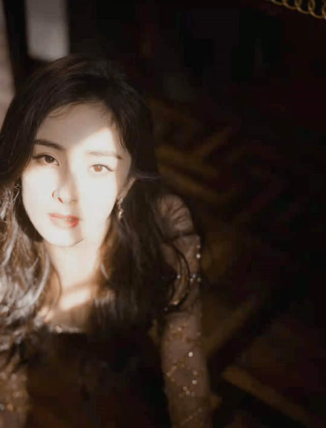 短裙|杨幂官宣单身后魅力无处安放!穿碎钻短裙闪耀全场,成红毯大赢家