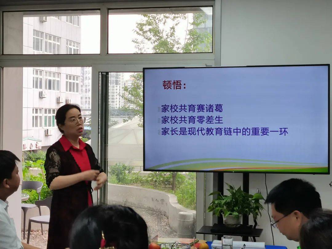 座谈会最后,赵雨林老师向与会人员,介绍了双赢家庭教育指导师培训.