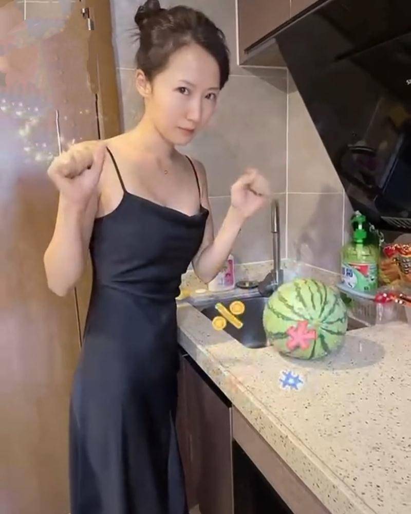 身材|李念在家真高调，素颜穿吊带裙打扮性感，36岁徒手拳打西瓜太野蛮