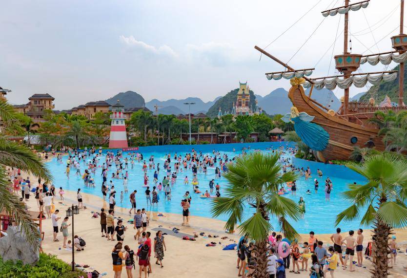 据悉,英德泉林水世界是奥园英德巧克力王国的四大板块之一,占地面积2