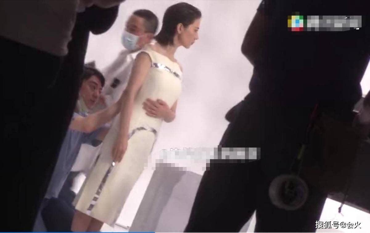 网友|41岁高圆圆工作被偷拍！双手摸肚被疑怀二胎，男助理蹲地帮收腰身