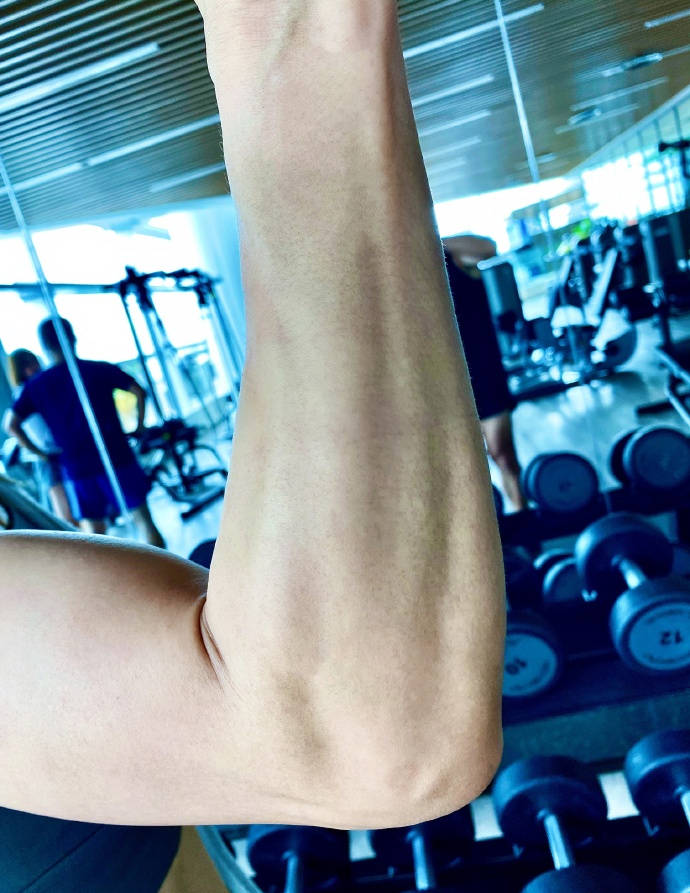 另外她还主动秀其自己的手臂,可以明显看到肱二头肌的轮廓,弟弟一龙