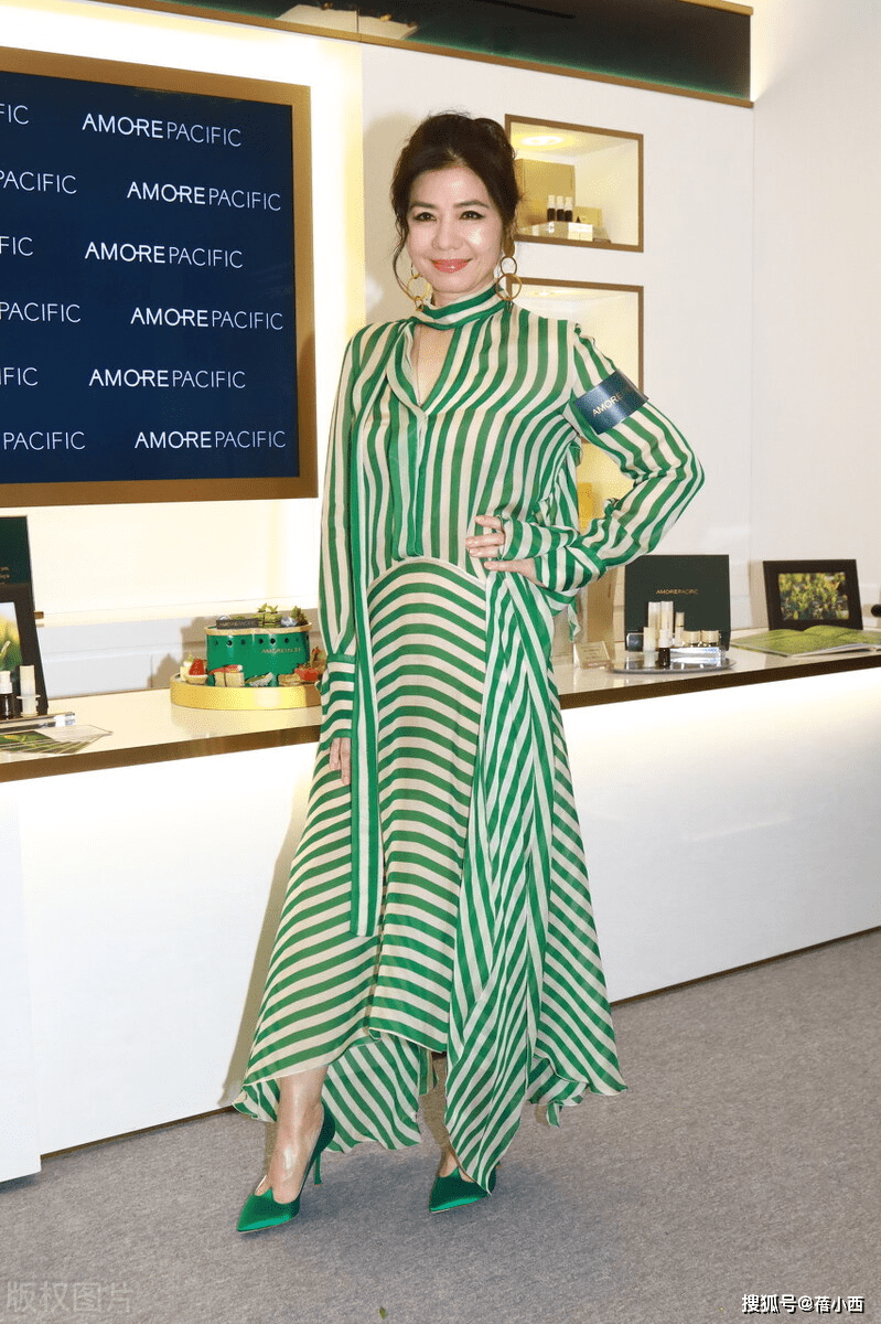 身材|钟楚红老了更惊艳！原装五官真耐抗，穿红色连衣裙配披肩气场开挂