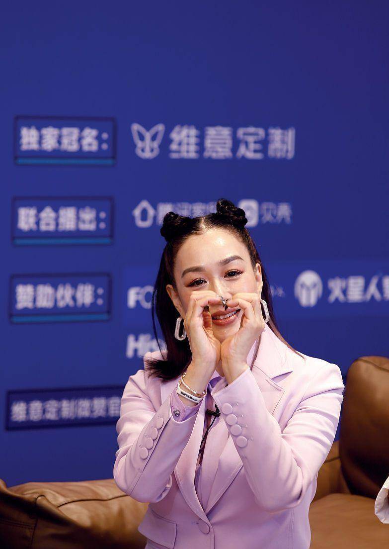 发型|钟丽缇为了扮嫩挺拼的，扎了个“便便头”，但脸上皱纹出卖了年纪