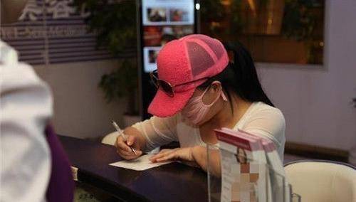 因为|红粉宝宝花400万，整容200多次，照片曝光后，网友：看久了会不适