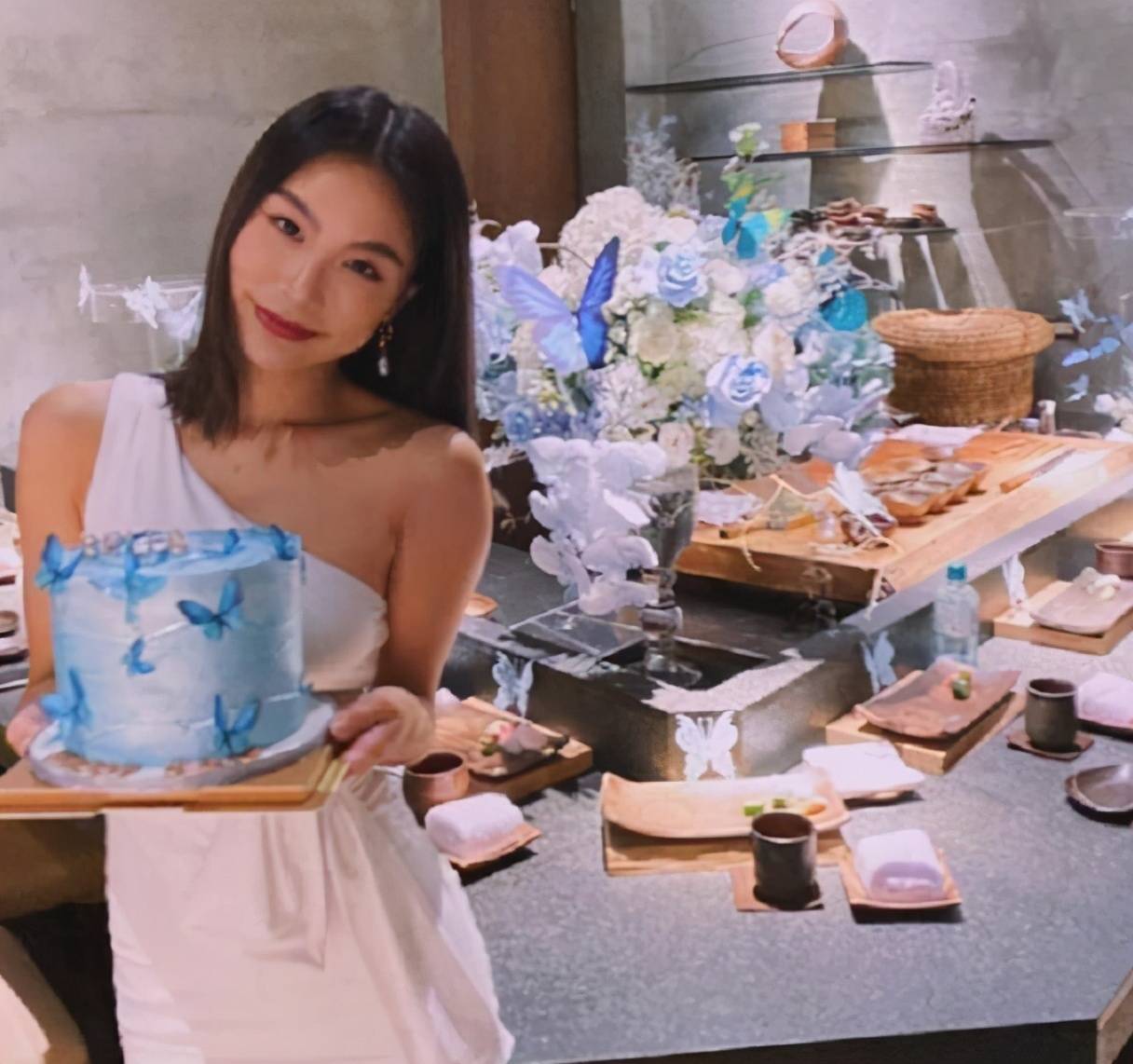 在高以翔的葬礼上,苏湘涵扮演了死者未婚妻子的角色,用各种方式哭丧着