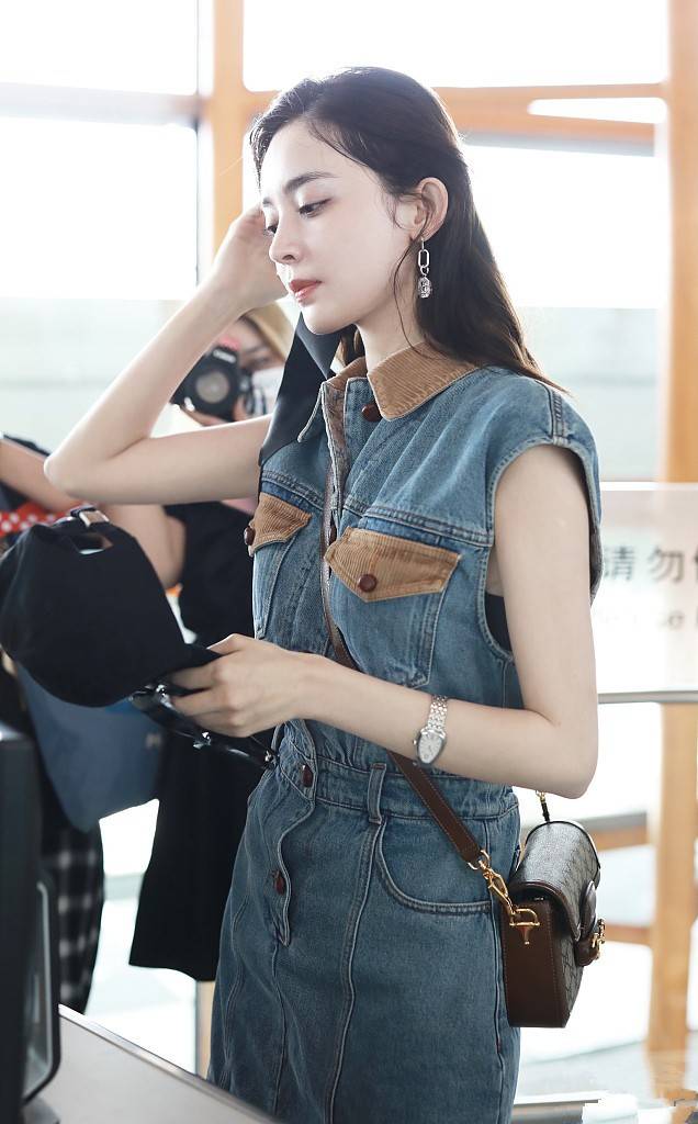 短裙|娜扎身材气质太优越,牛仔短裙穿出超模范,这腿围我酸了