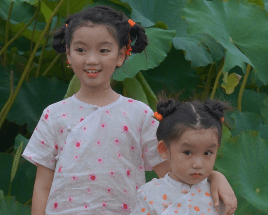 超越|8岁阿拉蕾晒姐妹写真，五官长开撞脸杨超越，妹妹颜值被热议