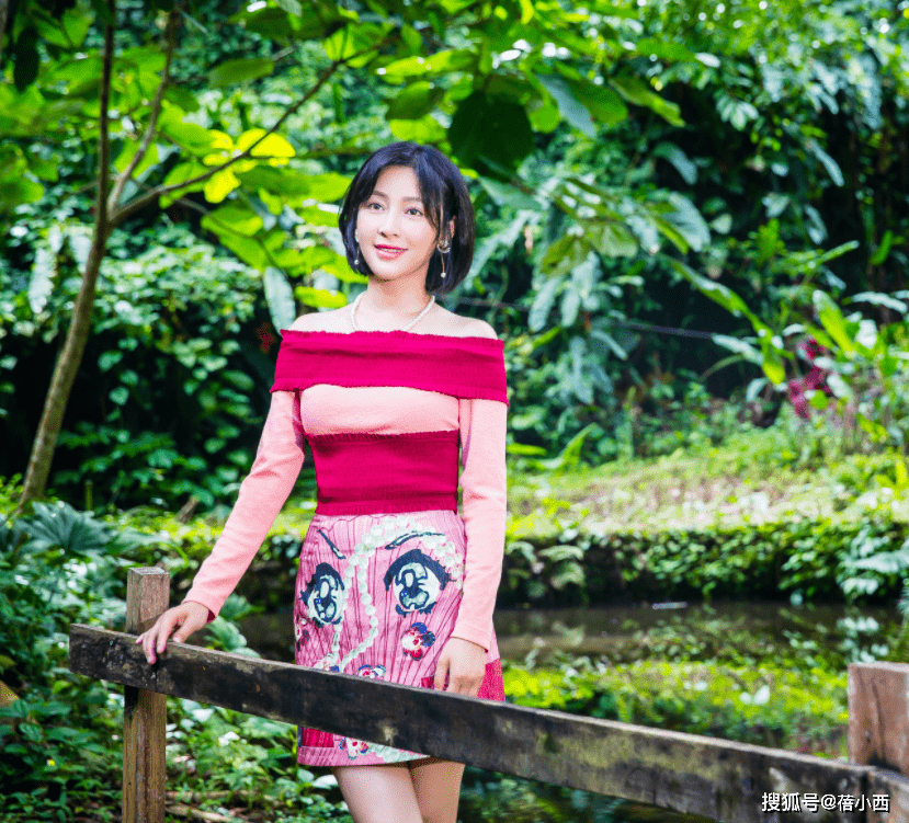 套装|甘婷婷的原装身材就是靓，穿紧身露背连衣裙秀出真本领，气质惊艳