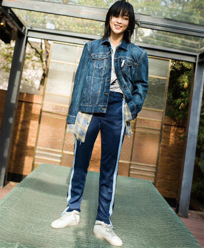 底气|奚梦瑶嫁入豪门有底气,普通长度“校服裤”穿出九分效果,腿真长