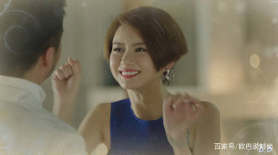 深蓝|辣妈戚薇真会穿,一袭深蓝抹胸长裙华贵优雅,气场两米八