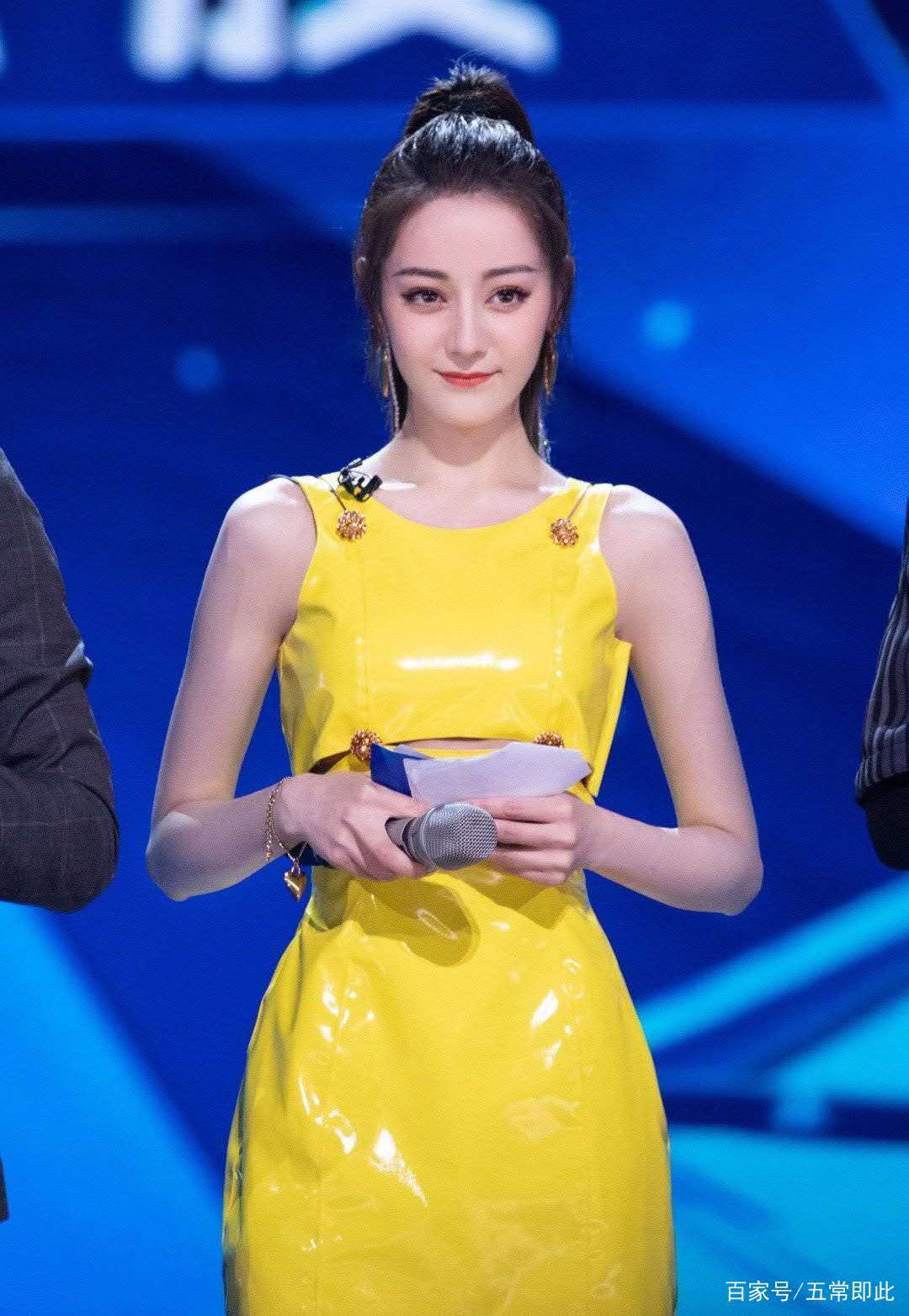 短裙|迪丽热巴新综艺回归，明黄色短裙元气满满，妆容却被再次吐槽